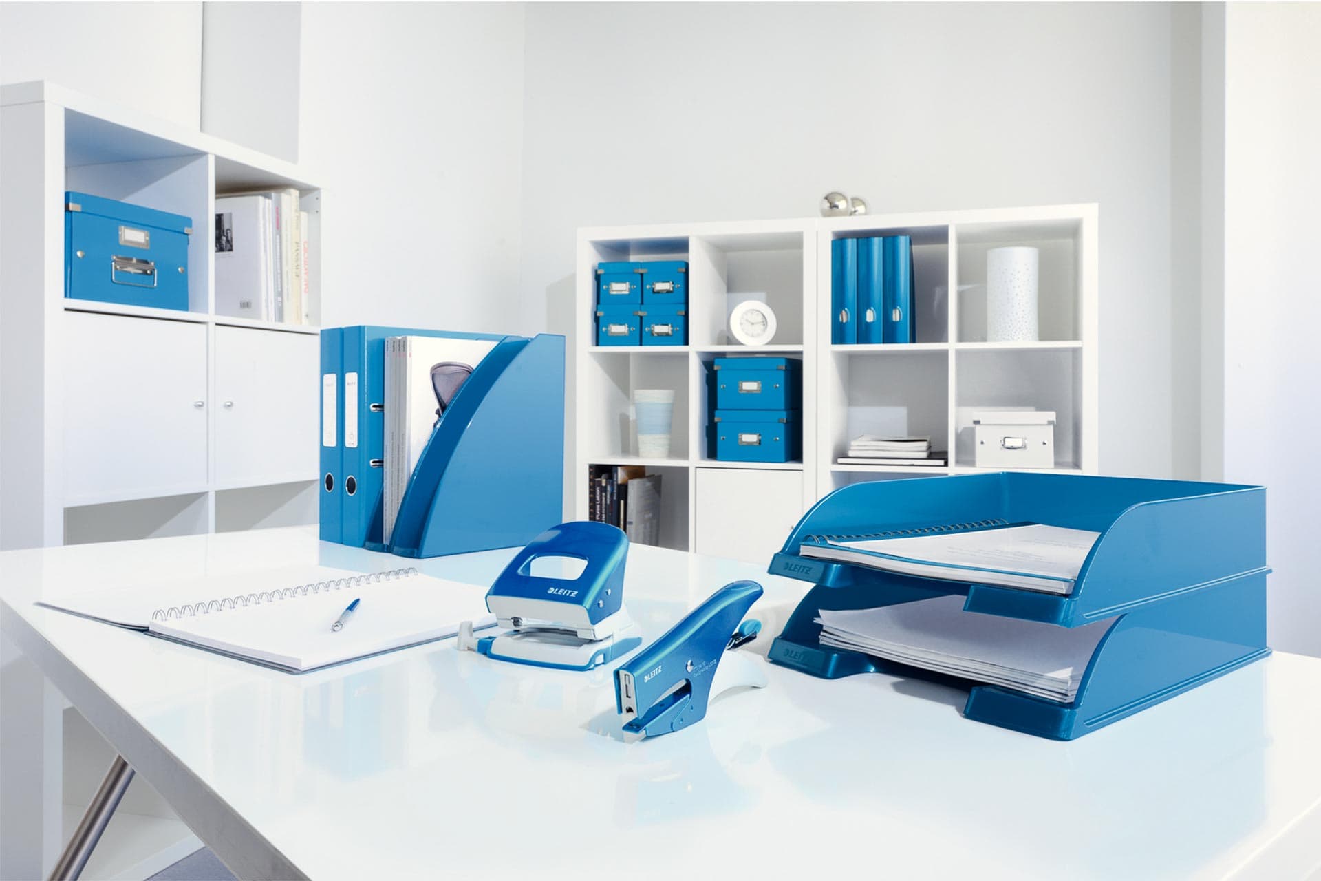 Biblioraft Leitz 180° WOW, carton laminat, partial reciclat, FSC, A4, 52 mm, albastru